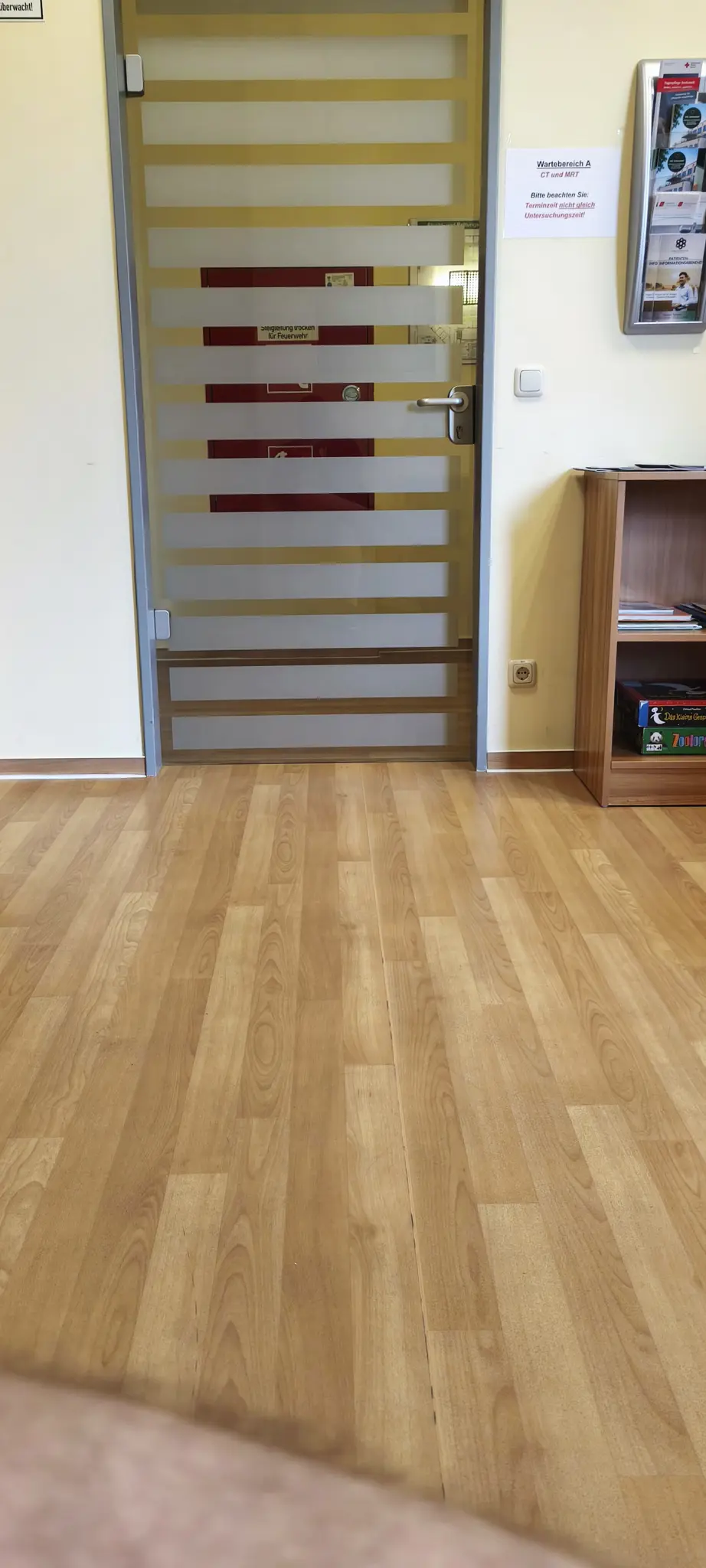 Klinikfußboden vor der Radiologie.
Laminat und weiße Wände. Eine Glastür als Zugang zum internen Bereich. Klinikfußboden vor der Radiologie.
Laminat und weiße Wände. Eine Glastür als Zugang zum internen Bereich.