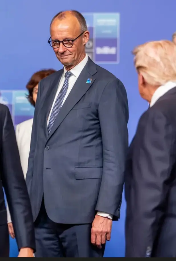 Kanzlerdarsteller mit seltsamen Gesichtsausdruck steht neben anderen seltsamen Gestalten.
(das Gesicht zeigt einen Blick frei nach dem Motto: "Muddi, warum bist Du nicht stolz auf mir?"
Foto : Michael Kappeler / dpa Kanzlerdarsteller mit seltsamen Gesichtsausdruck steht neben anderen seltsamen Gestalten.
(das Gesicht zeigt einen Blick frei nach dem Motto: "Muddi, warum bist Du nicht stolz auf mir?"
Foto : Michael Kappeler / dpa