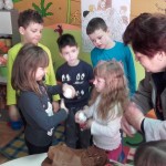 Katica Erdec ispred Udruge žena Peteranec poklonila pisanice naših baka vrtiću
