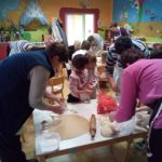 Tradicionalno pečenje kolača s bakama u vrtiću