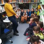 SLUŠANJE PRIČE U BIBLIOBUSU