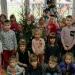 Vrtićarci okitili bor i poklonili ga načelniku